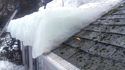Enlever la glace sur le tour d'un toit à Val d'Or & Rouyn